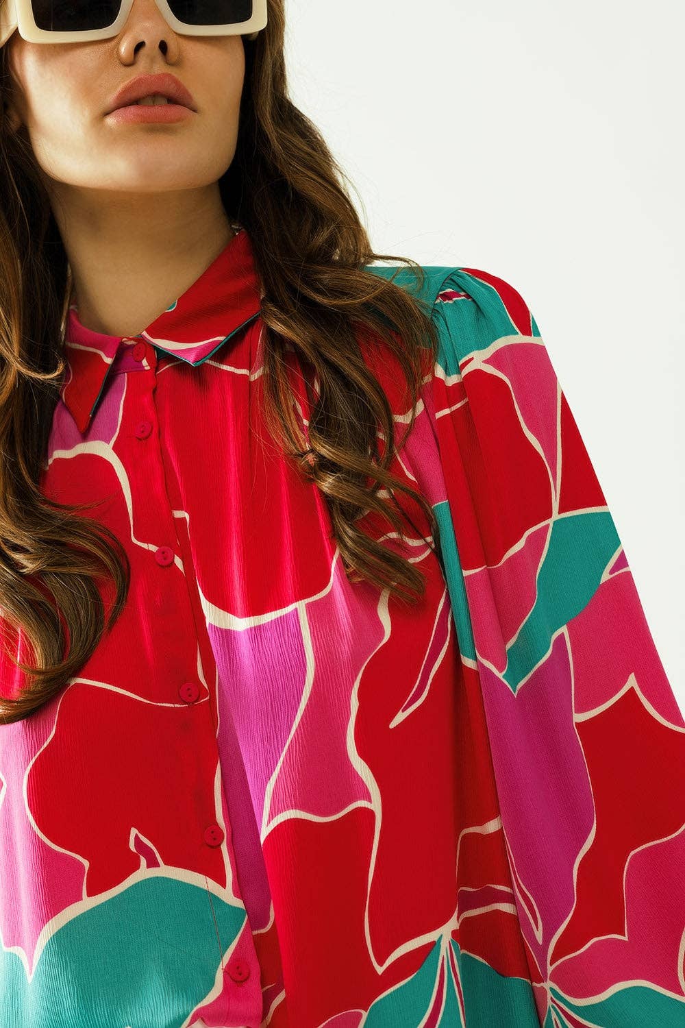 Satin Oversized shirt with floral designs and button closure