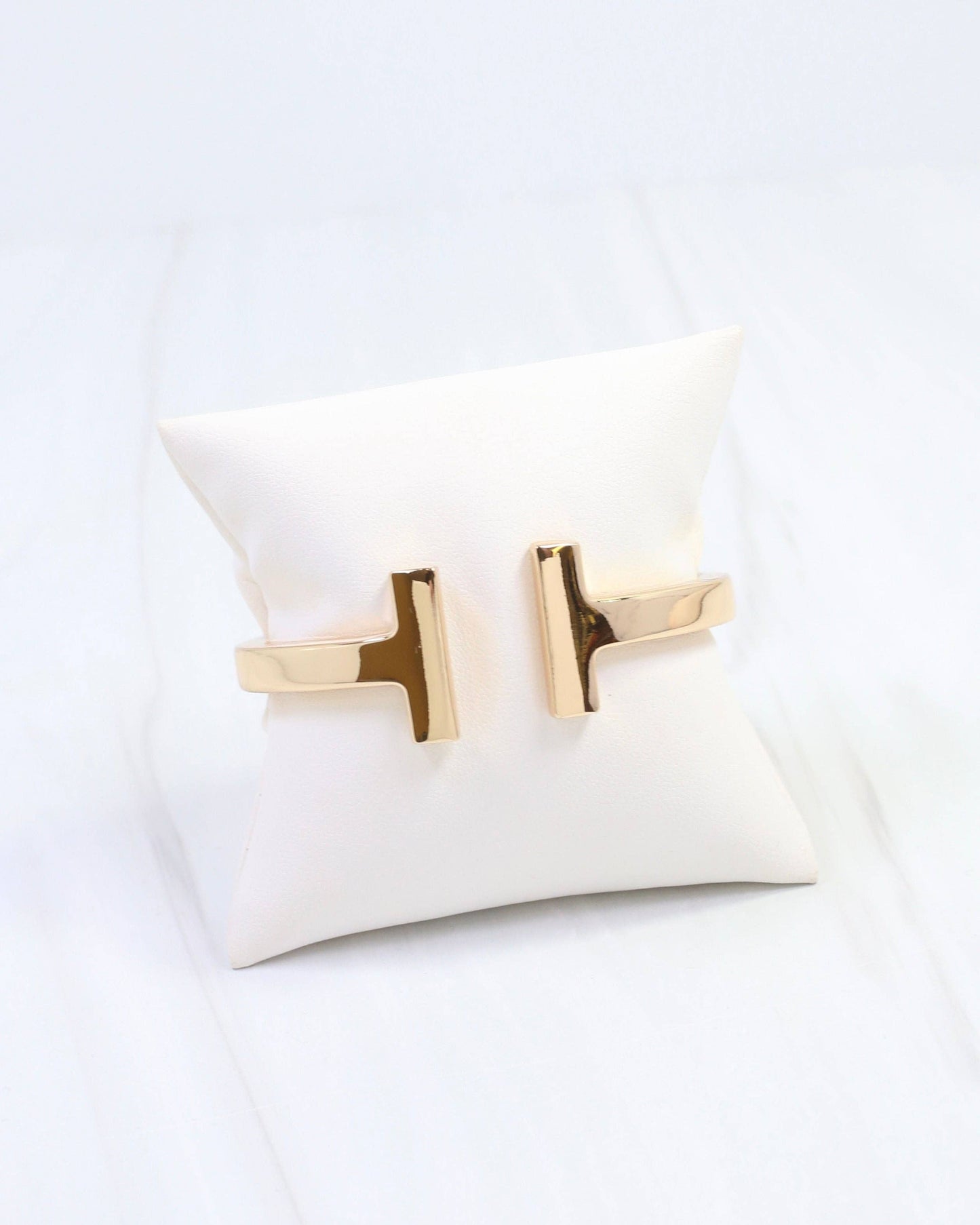 Caroline Hill - Jessi Open T Bangle Bracelet Gold
